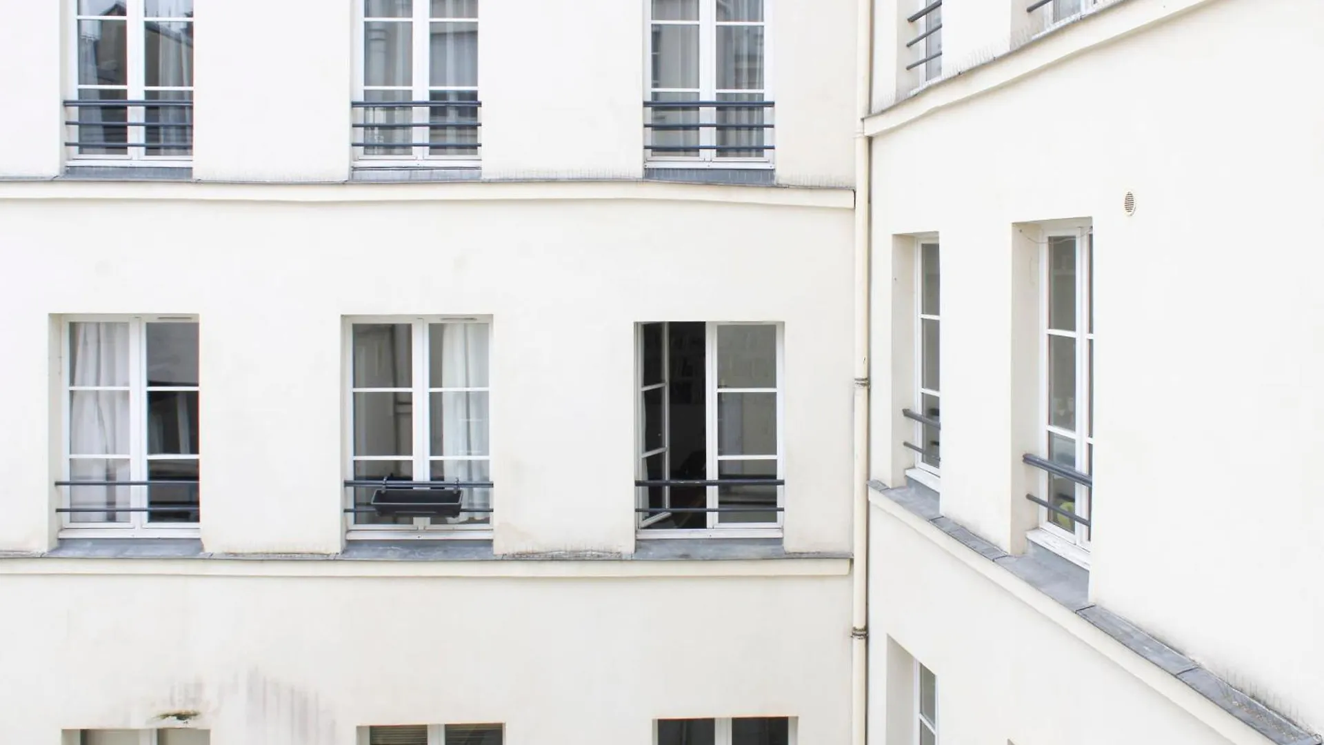 Spacious Duplex In The Heart Of Paris France