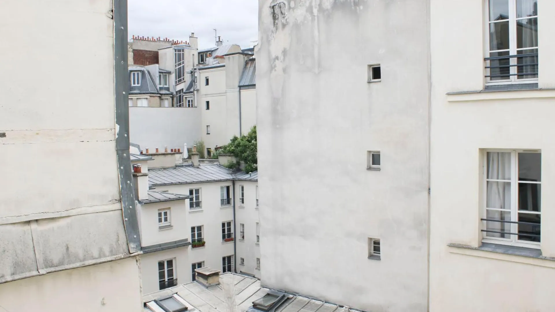 Spacious Duplex In The Heart Of Paris France